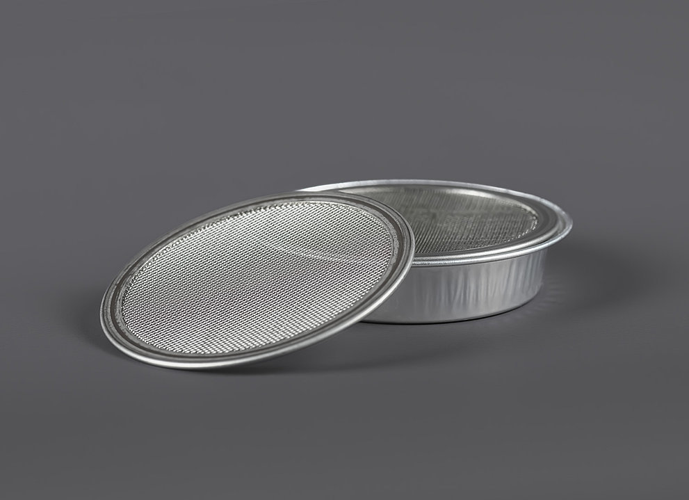 Zwei runde Metallgitter-Abdeckungen für 50mm Probenschalen auf grauem Hintergrund
