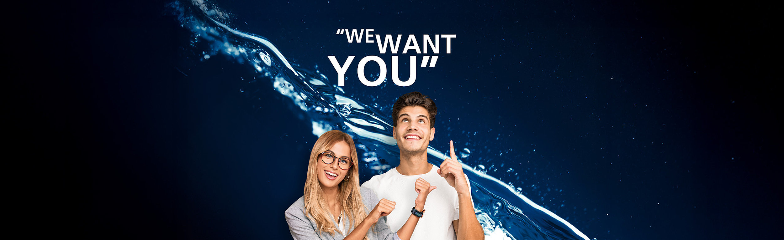 Zwei lächelnde Personen vor blauem Wasserhintergrund mit Text 'WE WANT YOU