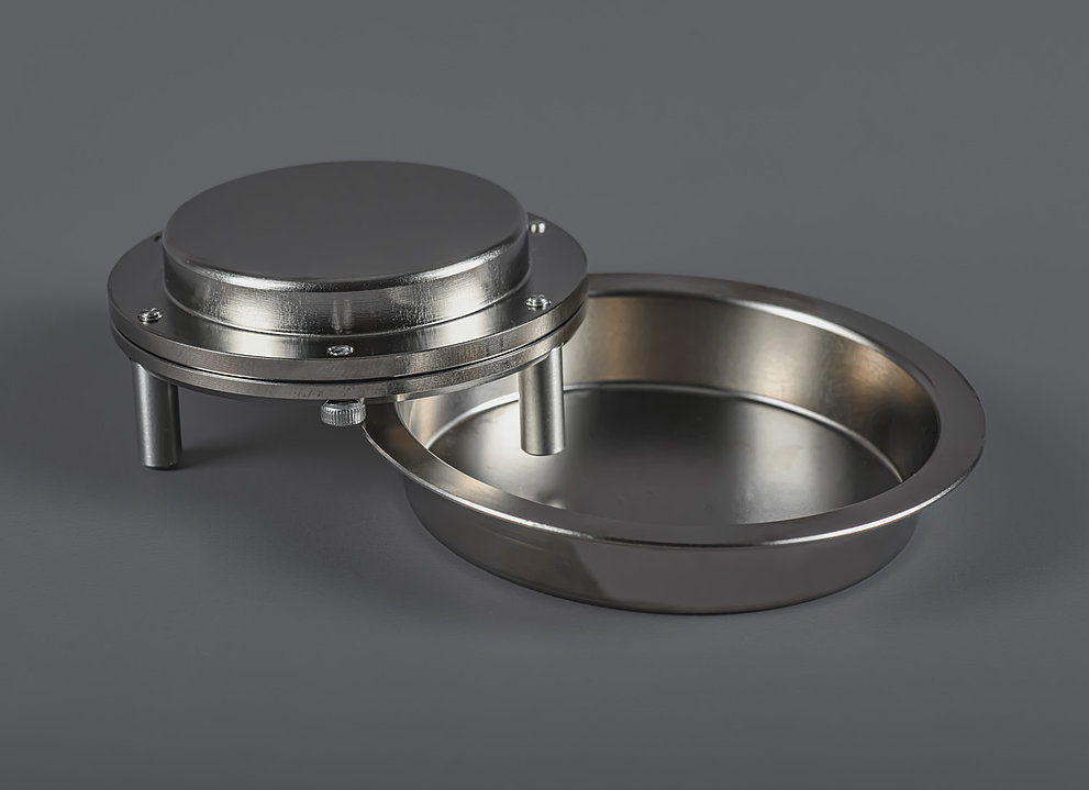 Metallschalen und Deckel für Wasserdampfdurchlässigkeitsmessungen auf grauem Hintergrund