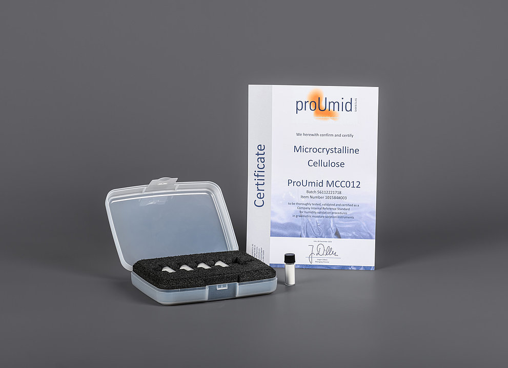 proUmid Referenzmaterial-Set mit Transportkoffer und Zertifikat auf grauem Hintergrund