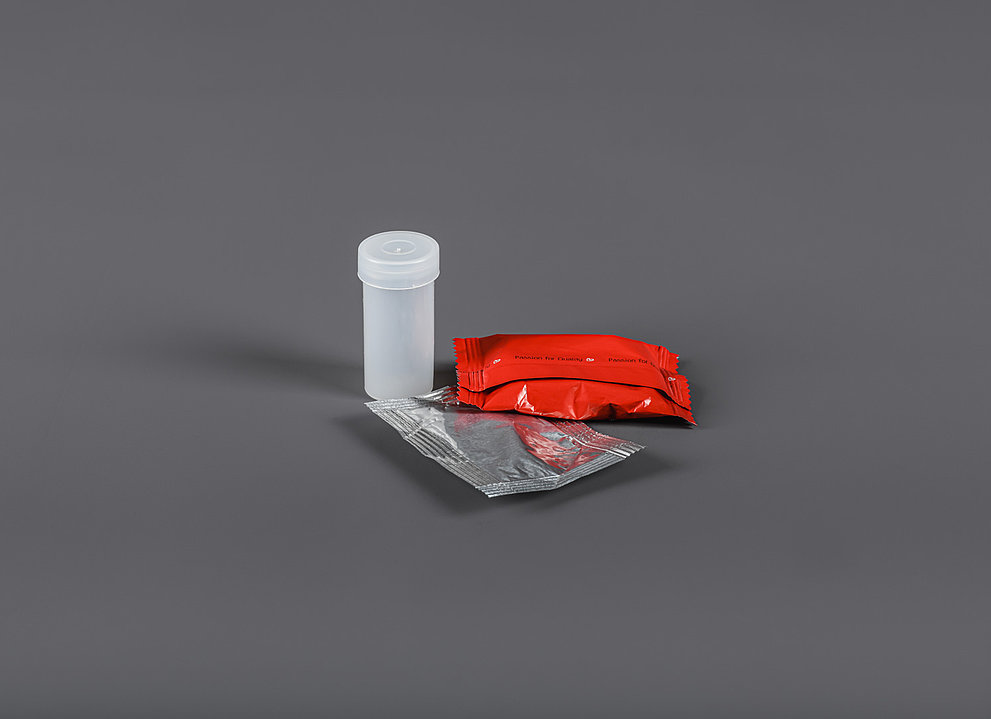 Verschiedene Verpackungen auf grauem Hintergrund