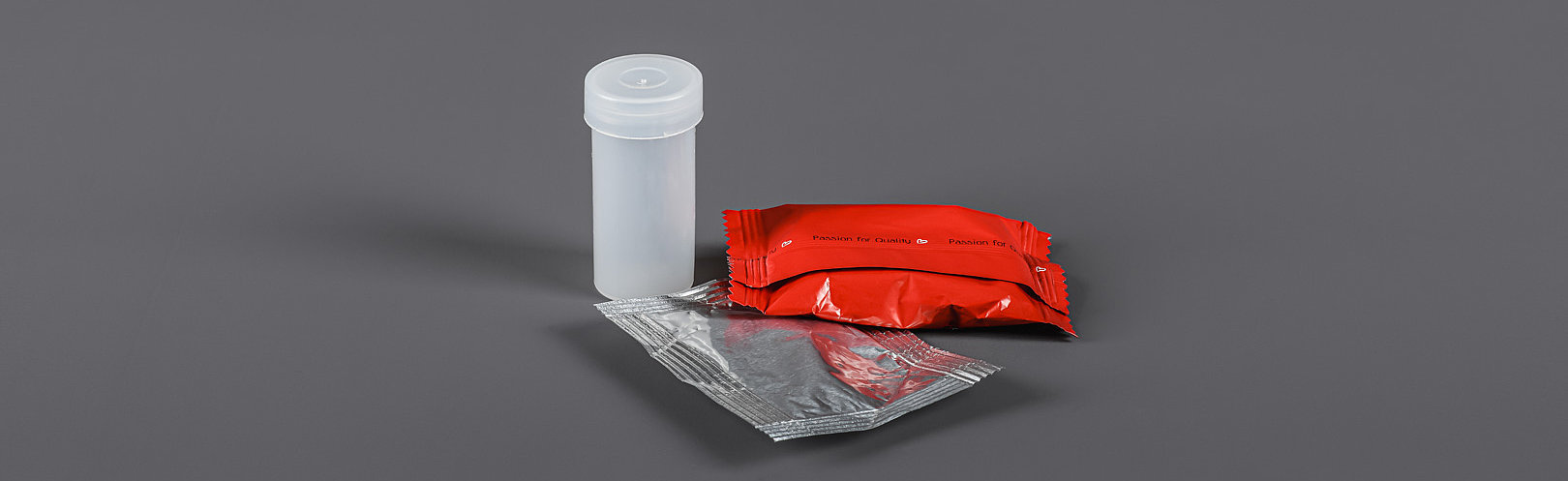 Verschiedene Verpackungen auf grauem Hintergrund