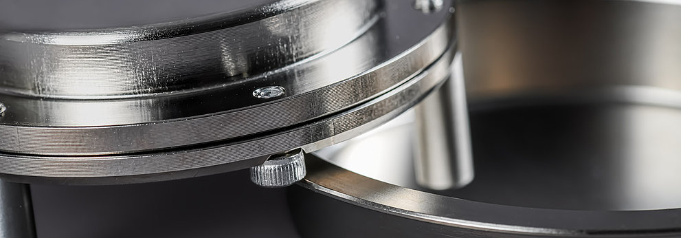 Nahaufnahme von Metallkomponenten der Inverted-Wet-Cup Messapparatur