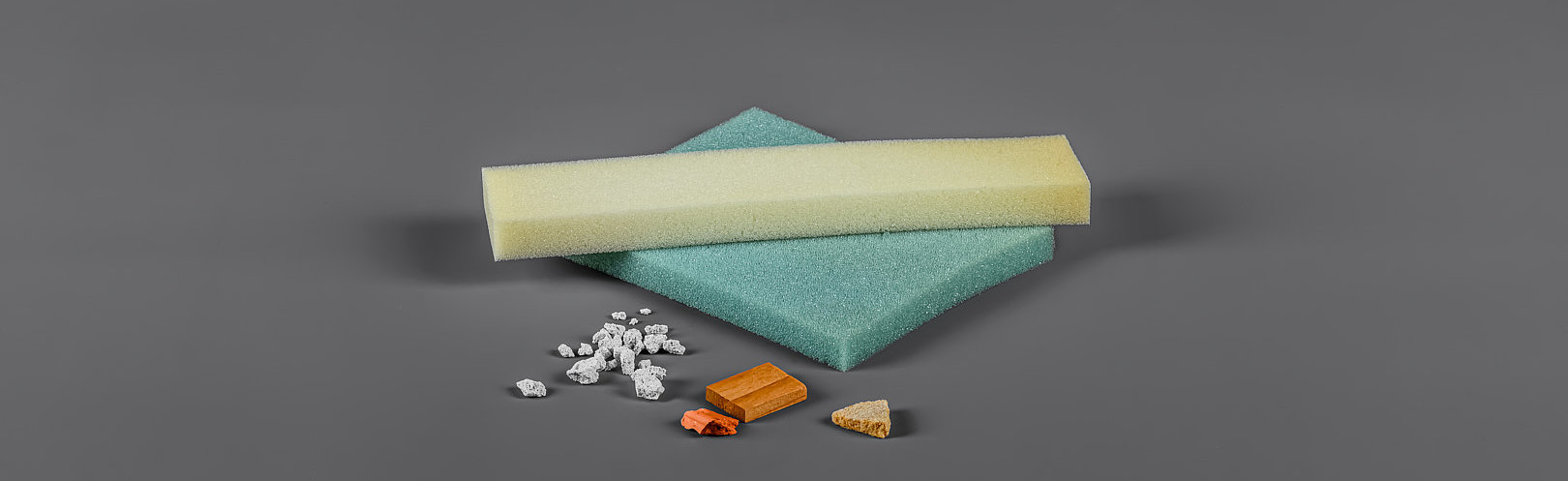 Schaumstoffe und Materialproben auf grauem Hintergrund