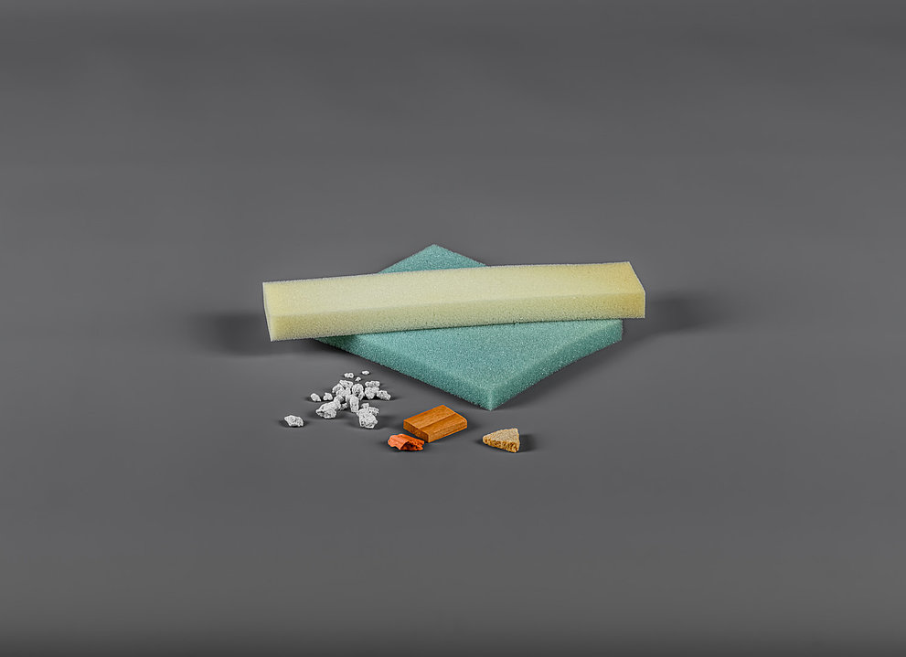 Schaumstoffe und Materialproben auf grauem Hintergrund