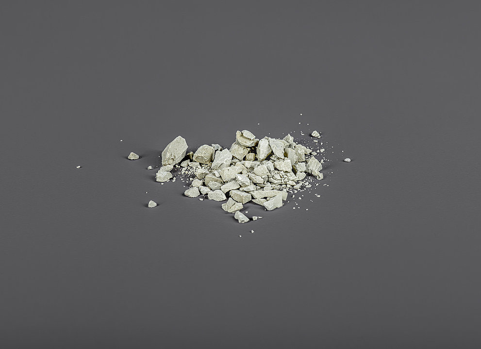 Beton Stücke liegen auf grauem Untergrund