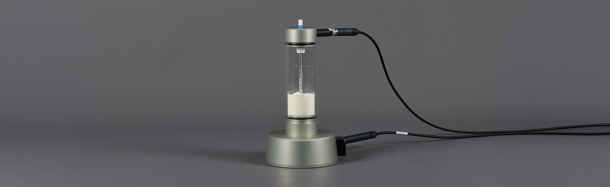 Powder Conditioner vor grauem Hintergrund