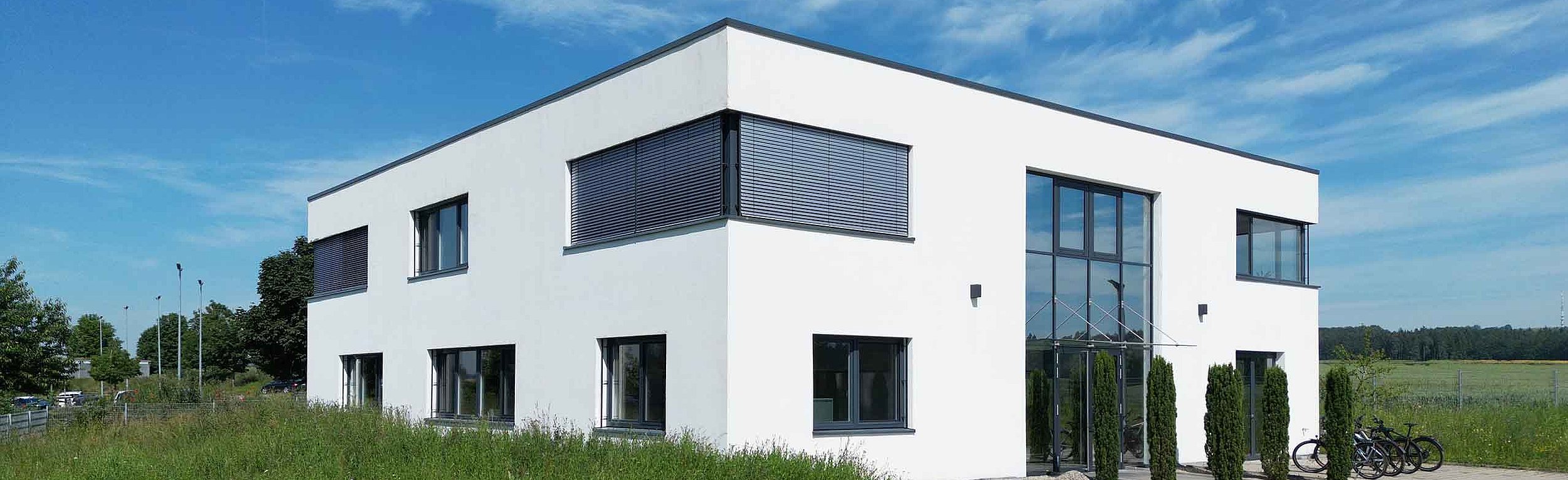 proumid Firmengebäude bei Sonnenschein